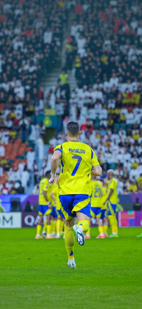 上海久事以111-72大胜四川丰谷，展现强大实力，全队多点开花，四川队虽努力但难敌强队。