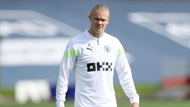 法兰克福球迷在诺坎普球场对巴萨支持者发动投掷袭击