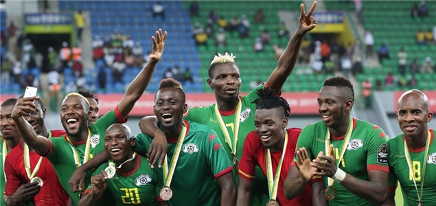 环足奖年最佳男足俱乐部候选：巴黎、切尔西、巴萨、拜仁在列