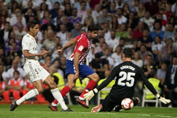 小伙高尔夫模拟器前打高尔夫，结果一杆打到消防喷淋头