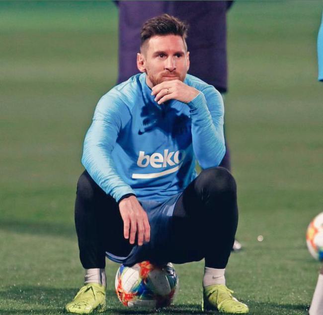 麦克阿瑟FCvs大埔亚冠赛前为香港大埔火灾遇难者...